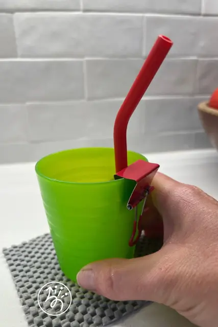 DIY adaptive straw holder